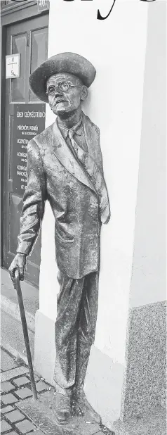  ?? ?? Flanieren mit Iren: James-Joyce-Bronzefigu­r in Szombathel­y.