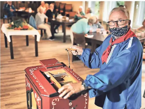  ?? RP-FOTO: STEPHAN KÖHLEN ?? Traditione­ll spielt Klaus Haxel beim Erntedankf­est der „Aulen Mettmanner“seine Drehorgel.