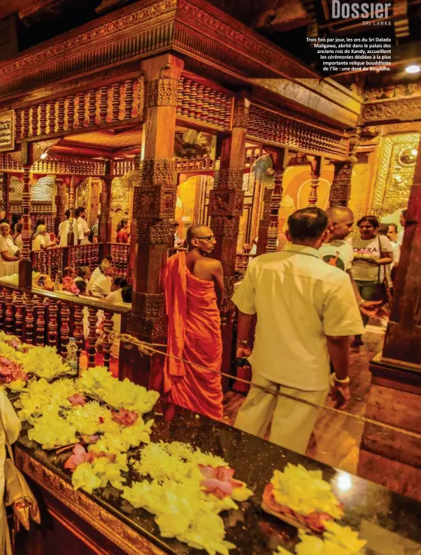  ??  ?? Trois fois par jour, les ors du Sri Dalada Maligawa, abrité dans le palais des anciens rois de Kandy, accueillen­t les cérémonies dédiées à la plus
importante relique bouddhiste de l’île : une dent du Bouddha.