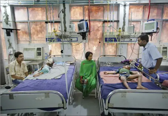  ?? PHOTOS BY KUNI TAKAHASHI, NEW YORK TIMES ?? Dr. Mohan Kumar, right, checks on Sulman Khan, 8, as his mother, Naseeban Begam, centre, looks on at Sri Krishna Medical College Hospital in Muzaffarpu­r, India, in 2013.