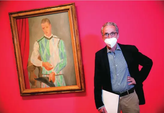  ?? EFE ?? El director del Museu Picasso, Emmanuel Guigon, ayer en la sala donde se expone el célebre «Arlequín»