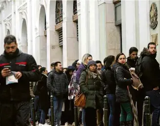  ?? Bruno Miranda - 23.jan.19/Folhapress ?? Brasileiro­s formam fila no Consulado do Brasil em Lisboa