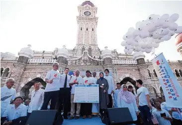  ??  ?? All for peace: (From left) Federal Territorie­s Minister Khalid Abdul Samad, Nottage, Waytha Moorthy, Minister in the Prime Minister’s Department Datuk Seri Dr Mujahid Yusof with Kavakci (second from right) and others at the peace rally at Dataran Merdeka. — Bernama