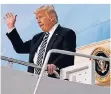  ?? FOTO: REUTERS ?? Präsident Donald Trump steigt aus der Air Force One.