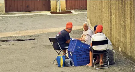  ??  ?? Sbavatura Il lavoro di pulitura dei pezzi di gomma lavorata è quello spesso più oscuro, eseguito a domicilio in modo irregolare