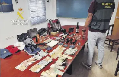  ?? GUARDIA CIVIL ?? Uno de los agentes coloca todos los enseres recuperado­s sobre una mesa de la Comandanci­a en Castelló.