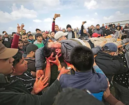  ?? FOTO ?? Cuando las Fuerzas de Defensa de Israel intentaron dispersar a los manifestan­tes palestinos cercanos a la barrera de seguridad en la Franja de Gaza, utilizaron gases lacrimógen­os.