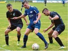  ?? Foto: Ernst Mayer ?? Zu zweit versuchen die Aystetter Patrick Szilagyi und Maximilian Klotz, dem Ichen  hauser Kilian Kustermann den Ball abzujagen. Allzu viel blieb gestern Abend aufsei  ten des SV Cosmos Versuch.