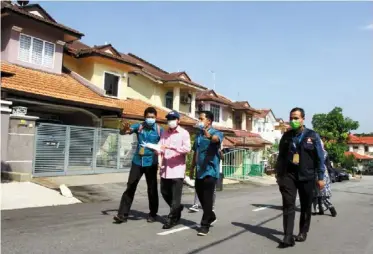  ??  ?? Mohd uzir in the field with his census officers in puchong.