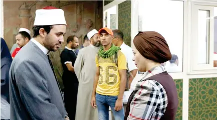  ??  ?? A scholar discusses religious issues with a woman at a local metro station in Cairo. (File photo/Reuters)