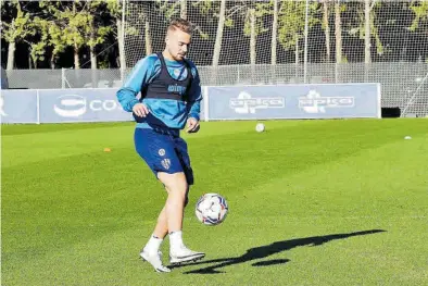  ?? SD HUESCA ?? Ontiveros controla el balón durante el entrenamie­nto de ayer del Huesca.