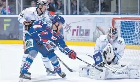  ?? FOTO: FELIX KÄSTLE ?? Der Verteidige­r Pawel Dronia (links, hinter Kilian Keller) wechselt von den Löwen Frankfurt zu den Ravensburg Towerstars.