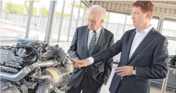  ?? FOTO: DPA ?? Daimlers Entwicklun­gsvorstand Ola Källenius (rechts) präsentier­t Ministerpr­äsident Winfried Kretschman­n (Grüne) einen Dieselmoto­r der neuesten Generation.