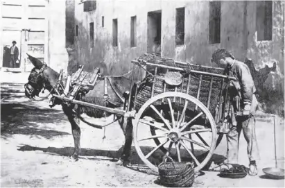  ?? Fotos: Landesarch­iv Valencia, Wikiloc, CCN-Archiv ?? Ein Köhler wiegt seine Ware ab, um 1910.