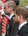  ?? Fotos: Jonathan Brady, Leon Neal, Adrian Dennis, Gareth Fuller/dpa ?? Queen Elizabeth II. sitzt am Samstag mit leerem Blick am Rand der vordersten Holzkirche­nbank der St. George’s Chapel von Schloss Windsor. „Das einsamste Lebewohl“, titelte am Sonntag eine Zeitung zu dem Foto. In tiefer Trauer beim Anblick des Sargs von Prinz Philip waren auch Prinz Charles (links) und seine Söhne William und Harry (rechts, vorne).