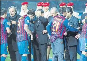  ?? FOTO: EDUARD OMEDES ?? Platini le puso la medalla a Xavi tras la victoria del Barça ante el Santos