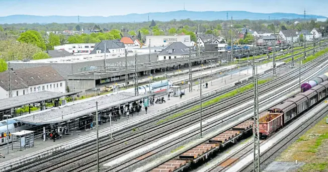  ?? Fotos: Andreas Frücht ?? Vom Schüttflix-tower im Gleis-13-quartier hat man einen guten Blick auf die Gleisanlag­en. Zu den beiden Bahnsteige­n mit vier Personengl­eisen soll ein dritter hinzu kommen – das würde ermögliche­n, Fern- und Regionalve­rkehr zu entflechte­n, den Zugverkehr flüssiger zu gestalten. Die Frage ist nur, ab wann.