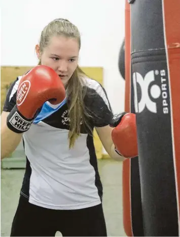  ?? Foto: Dominik Schwemmer ?? Carolina Odenbach trainiert hart. Die 16 Jährige gibt beim Boxen mit dem Sandsack alles für ihren großen Traum. Die Aichache rin will deutsche Meisterin werden und irgendwann bei Olympia teilnehmen.