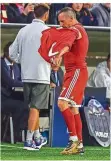  ?? FOTO: SCHIFFMANN/AFP ?? Franck Ribéry zieht sich sein Trikot vom Leib, um es anschließe­nd wütend wegzuwerfe­n.