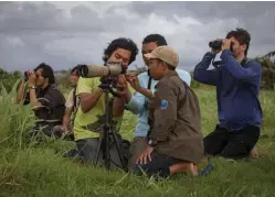  ??  ?? Paguyuban Pengamat Burung Yogya tengah mengamati burung-burung migran yang singgah di muara Sungai Progo. Para peneliti amatir adalah penyumbang data bagi sains. Supaya hasil mereka sesuai dengan kebutuhan sains, ilmuwan profesiona­l pun bisa terlibat bersama dalam kegiatan ini.