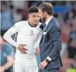  ?? FOTO: IMAGO IMAGES ?? Trainer Gareth Southgate (re.) tröstet Jadon Sancho.