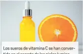  ??  ?? Los sueros de vitamina C se han conv - tido en el secreto de las pieles lumino sas, elásticas y uniformes