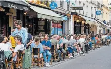  ?? BERTRAND GUAY / AFP ?? Liberação. Franceses correram para cafés no primeiro dia