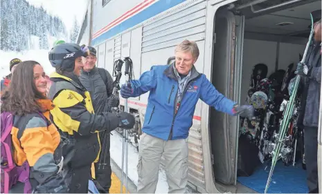  ?? PHOTOS BY TREVOR HUGHES, USA TODAY ?? Skiers and snowboarde­rs fresh off the slopes can give their gear to workers who load it for the return trip to Denver.