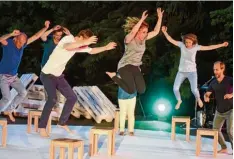  ?? Foto: Marcus Merk ?? Mit Tanz, Spiel und Sprache umkreisen die Darsteller des Eukitea Theaters in ihrer Open Air Aufführung das Thema Frieden.