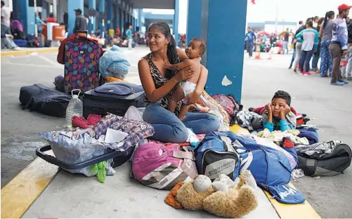  ??  ?? Solicitud. Los venezolano­s llegaron en grandes cantidades a Tumbes para ingresar a Perú y tramitar el Permiso Temporal de Permanenci­a (PTP). El plazo fue extendido hasta el pasado miércoles.