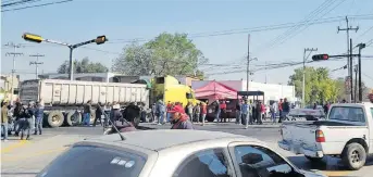  ?? CORTESÍA: ASEH ?? La gente
retuvo a los bomberos y policía, cerrando la carretera