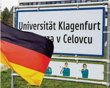  ?? WEICHSELBR­AUN,, FOTOLIA ?? Diese Fotomontag­e ist etwas übetrieben: Deutsche Fahne weht an der Uni noch keine