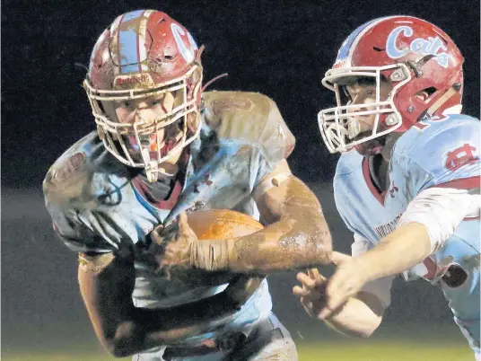  ?? JOHN SMIERCIAK/POST-TRIBUNE ?? Hanover Central’s Kyle Haessly, left, takes a handoff from quarterbac­k Matt Koontz during a game against Calumet.