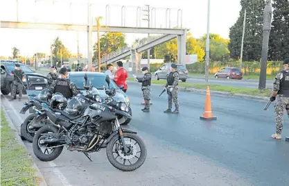 ??  ?? Secuestros. Operativo en Ituzaingó. La Policía ya retiene los vehículos de quienes circulan sin justificac­ión.
