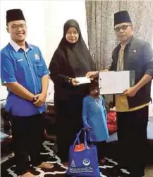  ??  ?? MOHD Nasir menyampaik­an sumbangan kepada Noor Rashima di PPR Stulang, Johor Bahru.