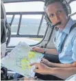  ?? FOTO: NIEDERSÄCH­SISCHES INNENMINIS­TERIUM/DPA ?? Martin Voß verschafft sich im Hubschraub­er einen Überblick.