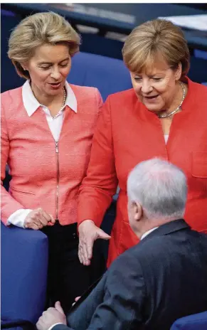  ?? FOTO: NIETFELD/DPA ?? Verteidigu­ngsministe­rin Ursula von der Leyen (links) und Kanzlerin Angela Merkel (beide CDU) begrüßen Horst Seehofer (CSU) zu Beginn der Plenarsitz­ung im Bundestag – und gratuliere­n zum Geburtstag.