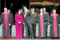  ??  ?? Maduro dialoga con la primera dama al llegar a su cita con los magistrado­s.