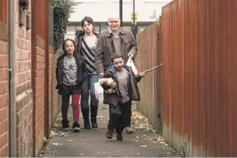  ?? Joss Barratt / Sundance Selects ?? Dan (Dave Johns) navigates government assistance bureaucrac­y with single mom Katie (Hayley Squires) and kids Daisy (Briana Shann) and Dylan (Dylan McKiernan) in “I, Daniel Blake.”