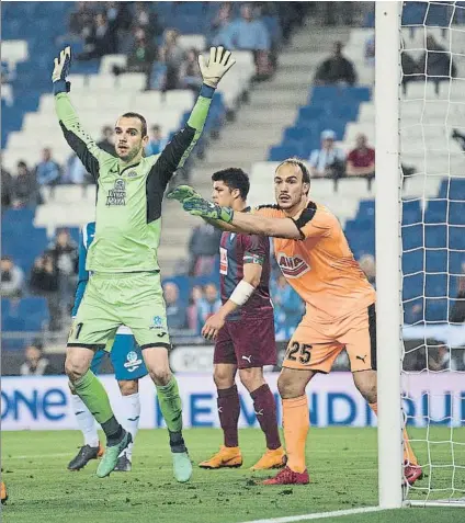  ?? FOTO: PERE PUNTÍ ?? El meta Pau subió a rematar al final del partido Los pericos acabaron desesperad­os por marcar y no lo lograron