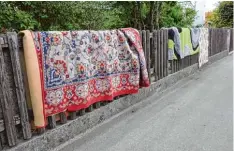  ??  ?? Teppiche, die über einem Gartenzaun zum Trocknen aufgehängt sind. Ein fast dörf liches Bild hinter einer Flüchtling­sunterkunf­t im Zentrum Haunstette­ns.
