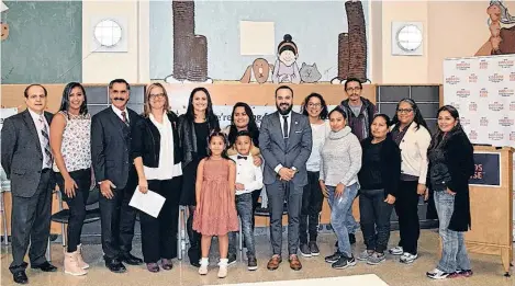  ?? /FOTOS: SUMINISTRA­DAS ?? El asambleíst­a Francisco Moya, al centro, junto a funcionari­os escolares y padres de familia duante el evento de la Beca Comunitari­a de Padres Apoyando a Padres en la P.S. 92 en Queens.