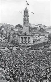  ?? PHOTO: FAIRFAX NZ ?? Crowds celebrate VE Day in Queen St, Auckland.