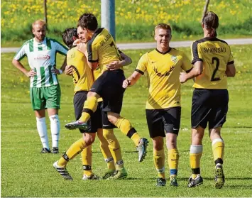  ?? Foto: Thorsten Jordan ?? Obwohl stark ersatzgesc­hwächt, sicherten sich die Kinsauer in Unterdieße­n die Punkte. Verdient, wie auch der Trainer der Heimelf einräumt.