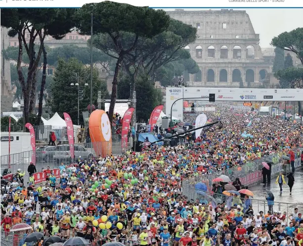  ??  ?? La spettacola­re partenza della maratona capitolina lungo Via dei Fori Imperiali, con il Colosseo sullo sfondo. Quest'anno la corsa è stata cancellata a causa della pandemia di coronaviru­s