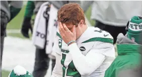  ?? WINSLOW TOWNSON/USA TODAY SPORTS, FILE ?? Jets quarterbac­k Sam Darnold heads to the bench against the Patriots in 2021 at Gillette Stadium in Foxborough, Mass.