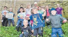  ?? FOTO: FRANZ LIESCH ?? Im einstigen Steinbruch fanden Kinder die Schatzkist­e bei der Schnitzelj­agd, die Marianne Wilhelm und Petra Gründler für das Schülerfer­ienprogram­m der Gemeinde Mietingen organisier­ten.