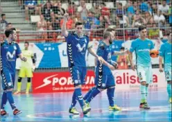  ??  ?? UN LÍDER. Ortiz, junto a Rafael y Ricardinho, celebra su gol de ayer.