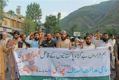  ?? AFP ?? Kashmiris hold a banner as they raise slogans during a protest against the Internatio­nal Court of Justice in Muzaffarab­ad, Pakistanad­ministered Kashmir after the court asked Pakistan to stay the execution of Indian national convicted of spying. —