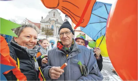  ?? FOTO: THOMAS WARNACK ?? Geschäftig­e Marktgespr­äche auf dem Juxmarkt in Zwiefalten.